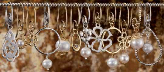 Usar bijuterias pratas douradas e rose